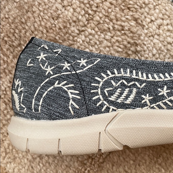 Cloudwalkers by Avenue, Gray with Ivory Embroidery Slip-On Shoes, Kirstie 11W - Picture 2 of 14